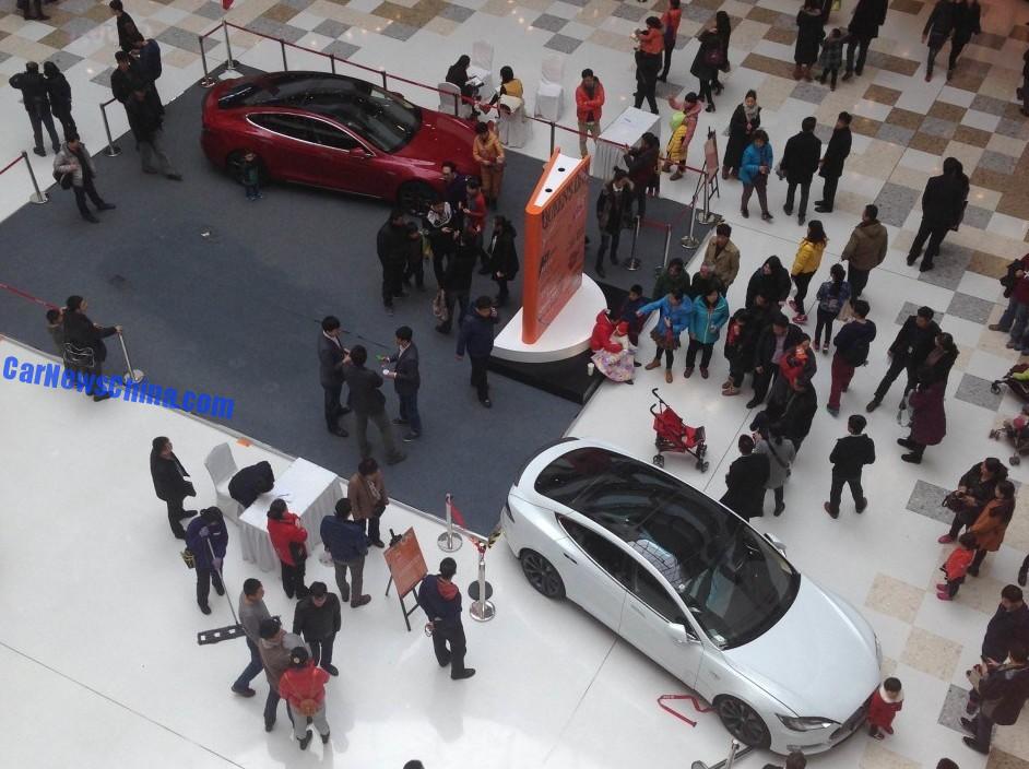 tesla-shopping-mall-crash-china-1