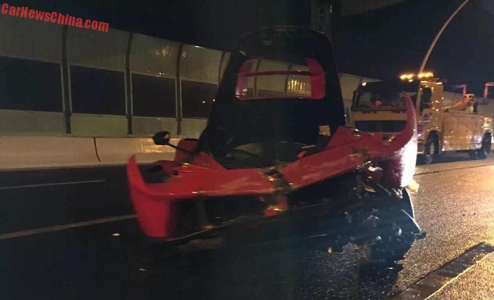 ferrari-laferrari-crash-china-1