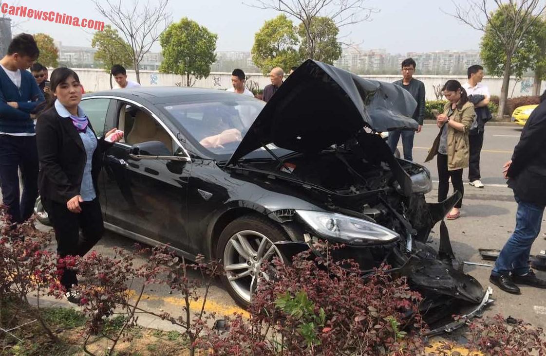 tesla-crash-shanghai-china-1
