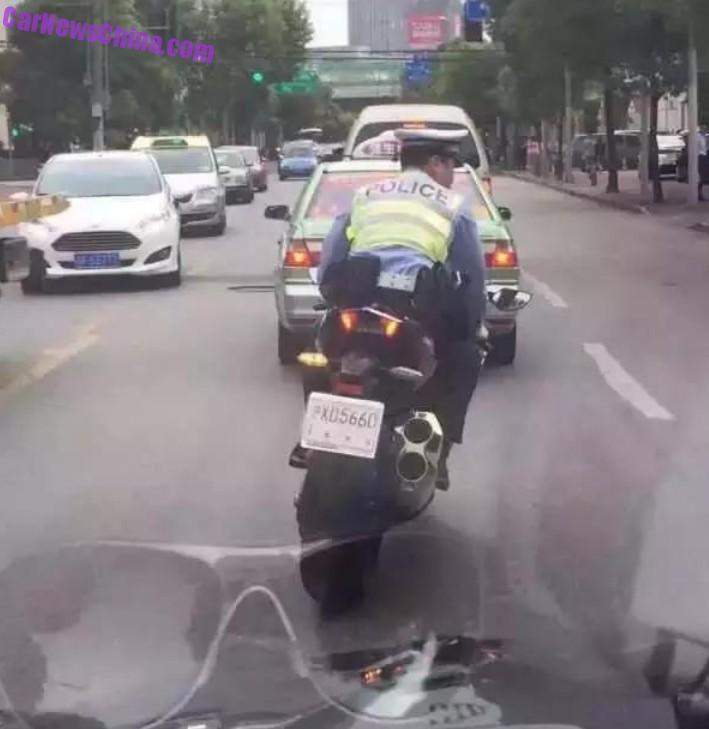 policeman-china-kawasaki-ninja-1
