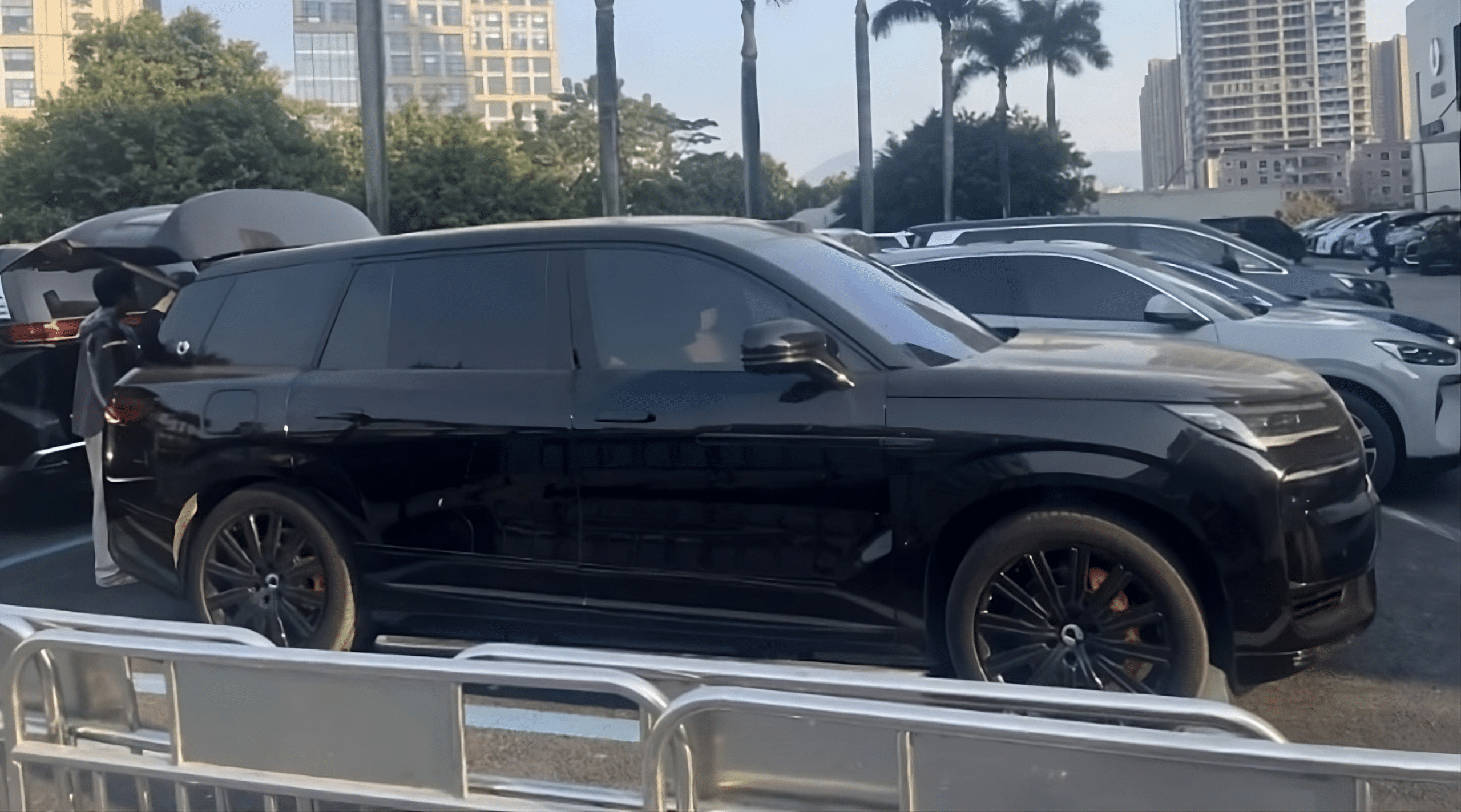 Denza N9 spotted at the dealer in China