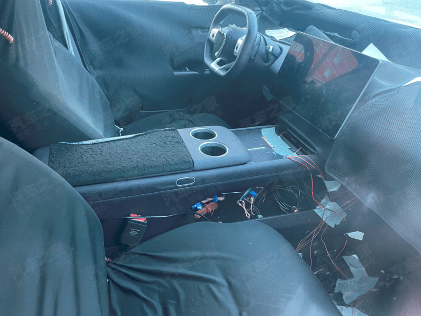 Avatr 06 interior spied
