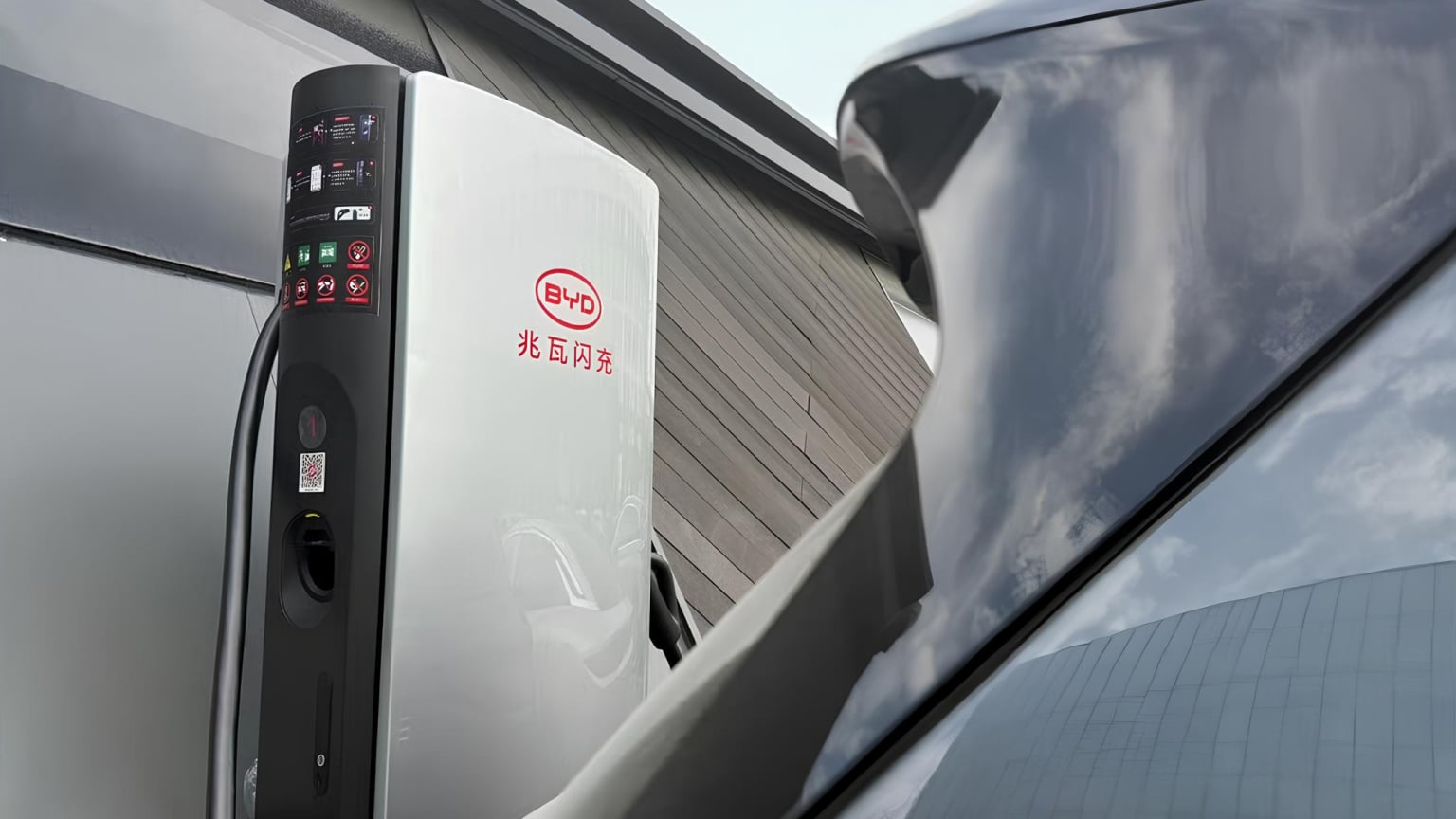 BYD released industry-leading 10C megawatt charging stations in China