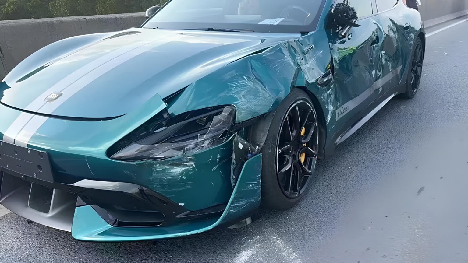Xiaomi SU7 Ultra got into the first public road accident due to bad driving habits